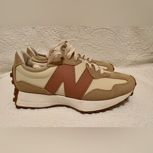 New Balance Women’s 327 Sneakers Size 8